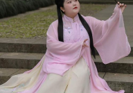 女生穿汉服玩自己,汉服之美，女生演绎的古典时尚传奇