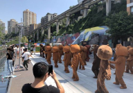 网红熊高跷,网红萌物引领潮流，萌态可掬圈粉无数