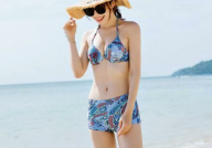 比基尼游泳衣女士在河边,河边夏日里的时尚泳装展示